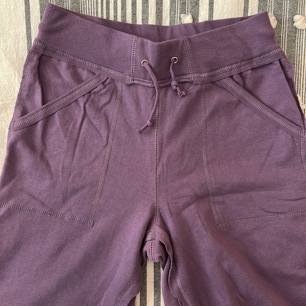 Beaté Active Raw Edge Sweatpants in Dusty Purple